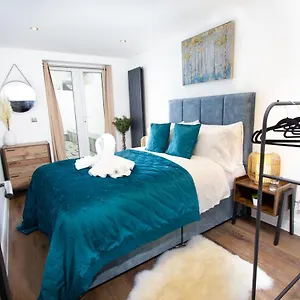  Apartment Luxury Pad Centrally Located Near Station
